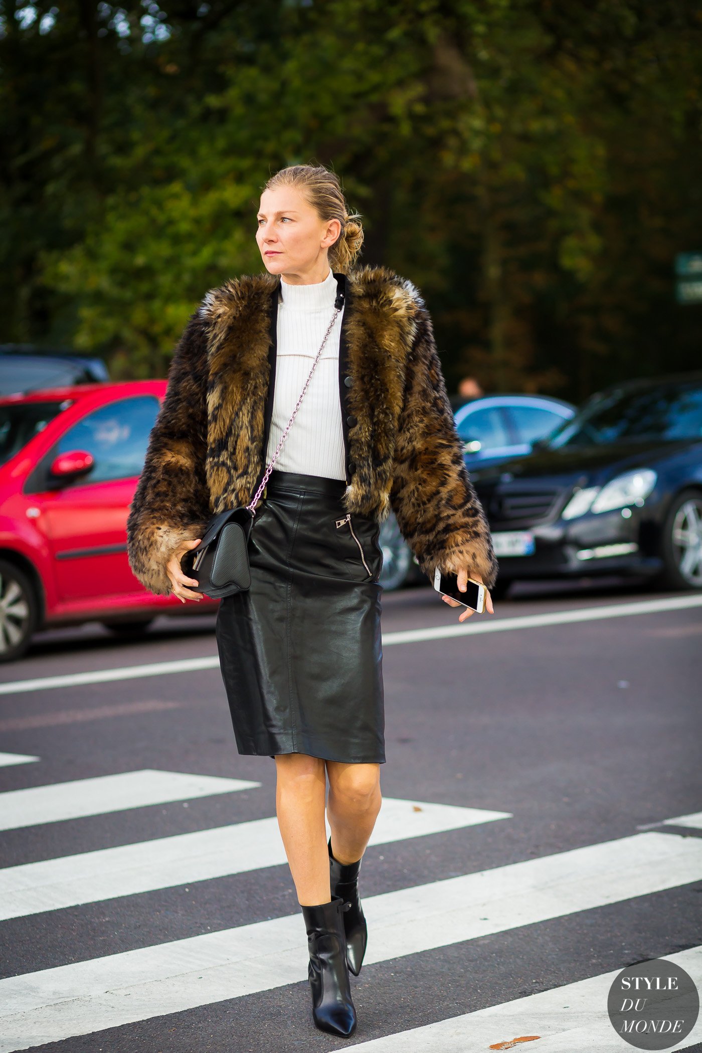 Elizabeth von Guttman Street Style Street Fashion Streetsnaps by STYLEDUMONDE Street Style Fashion Photography