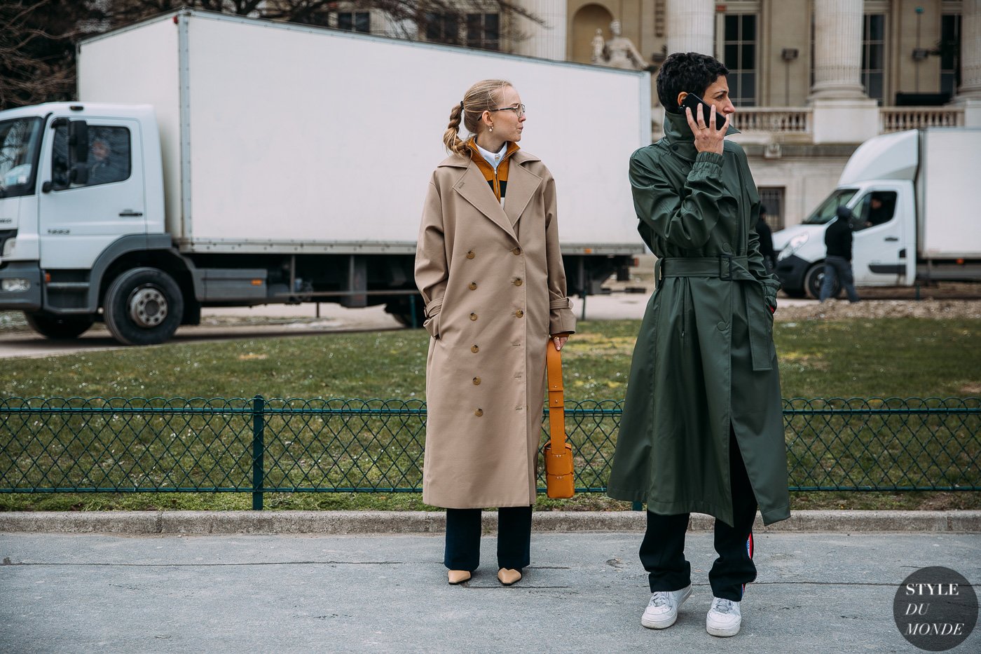 Alexandra Carl and Yasmin Sewell by STYLEDUMONDE Street Style Fashion Photography FW18 20180301_48A2688