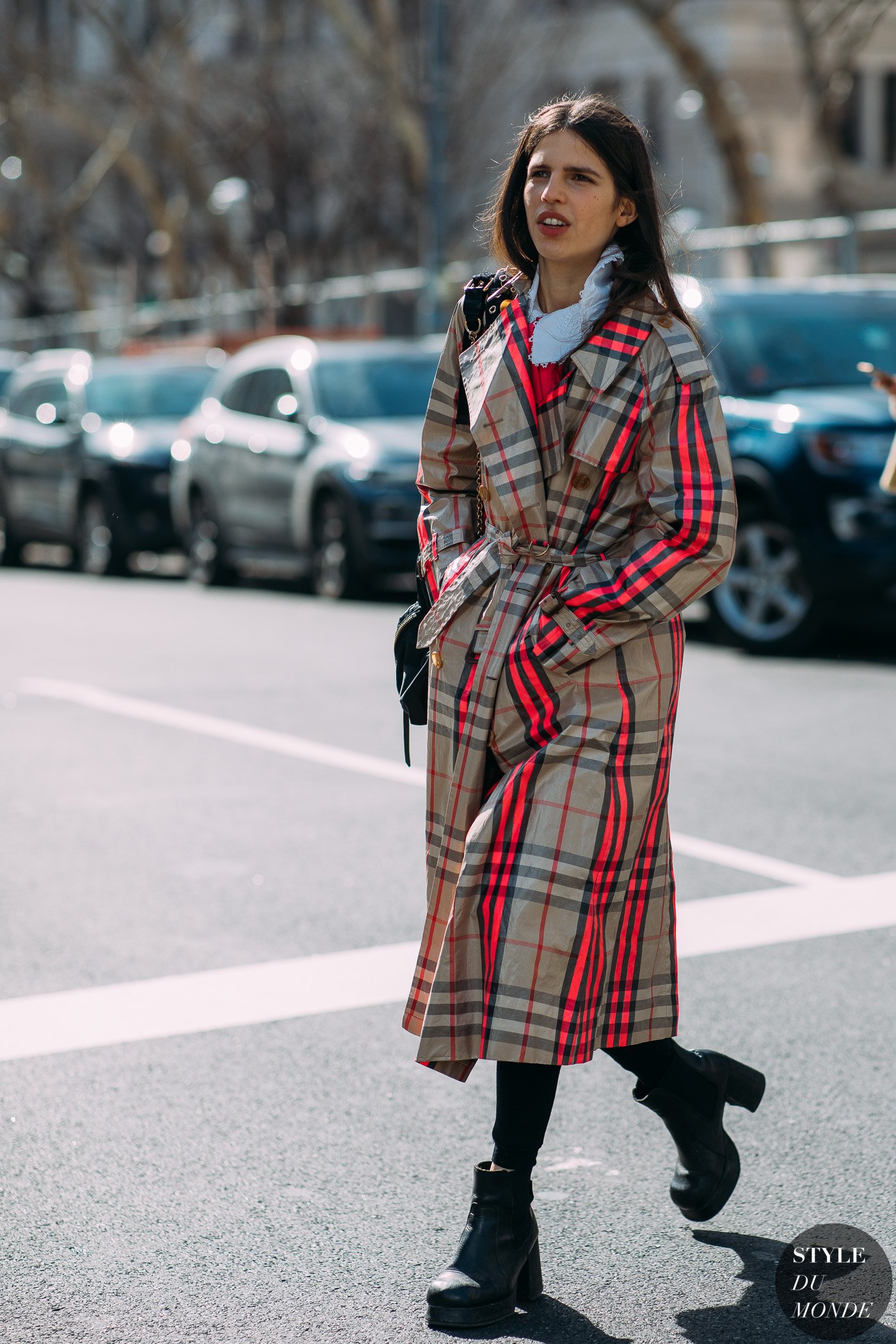 Burberry checked neon pink and beige trench coat Archives STYLE DU MONDE Fashion Reportage Photography Videography