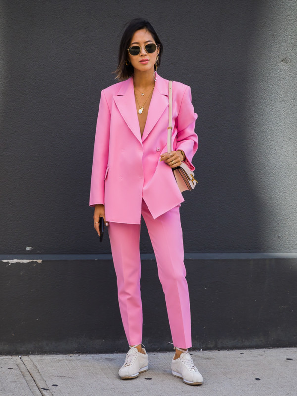 С чем носить розовый костюм